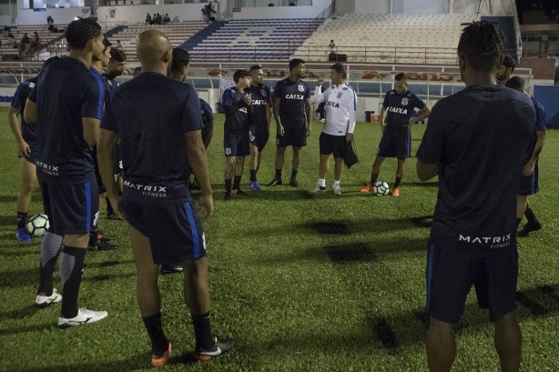 Elenco se reúne durante treinamento no estádio Augusto Bauer, em Brusque