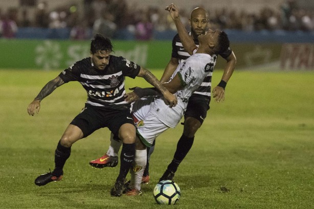 Fagner e Fellipe Bastos em forte dividida com jogador do Brusque, pela Copa do Brasil