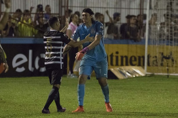 Goleiro Cássio comemora a classificação diante do Brusque