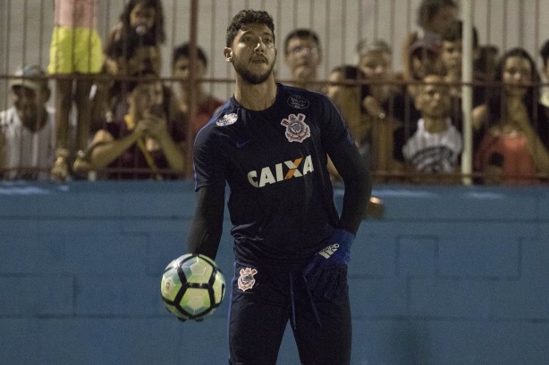 Goleiro Diego treinando no estádio Augusto Bauer para jogo contra o Brusque
