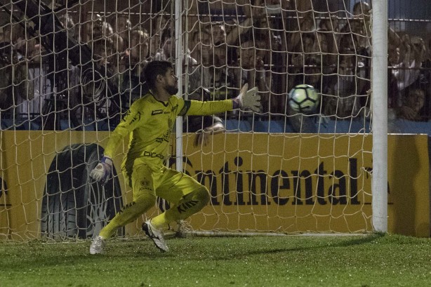 Goleiro do Brusque durante cobrança de pênaltis na Copa do Brasil