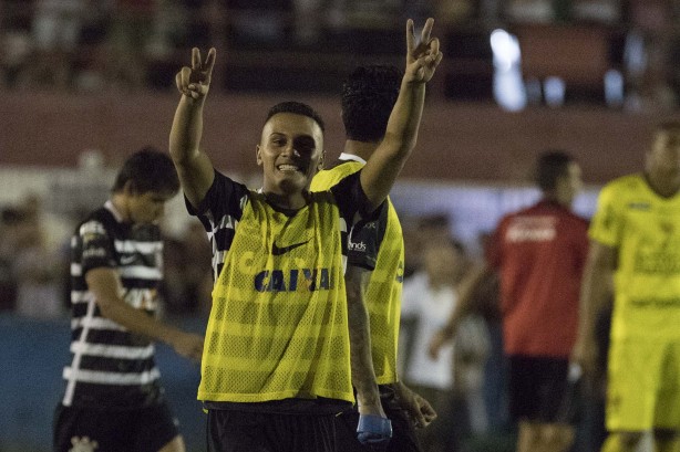 Jabá comemora a classificação nos pênaltis diante do Brusque