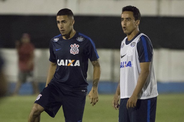 Jadson e Gabriel treinando no estádio Augusto Bauer