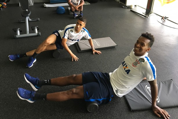 jô e gabriel treinando na academia