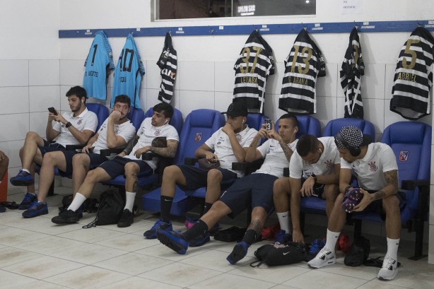 Jogadores no vestiário aguardando o início do jogo contra o Brusque