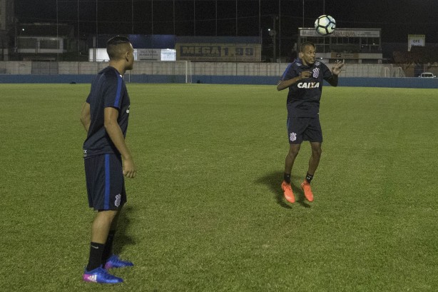 Jogadores treinando no estádio Augusto Bauer antes do duelo contra o Brusque