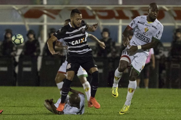 Maycon em dividida com jogadores do Brusque, pela Copa do Brasil