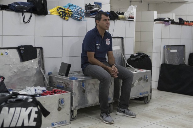 Técnico Fábio Carille aguarda no vestiário o início do jogo contra o Brusque