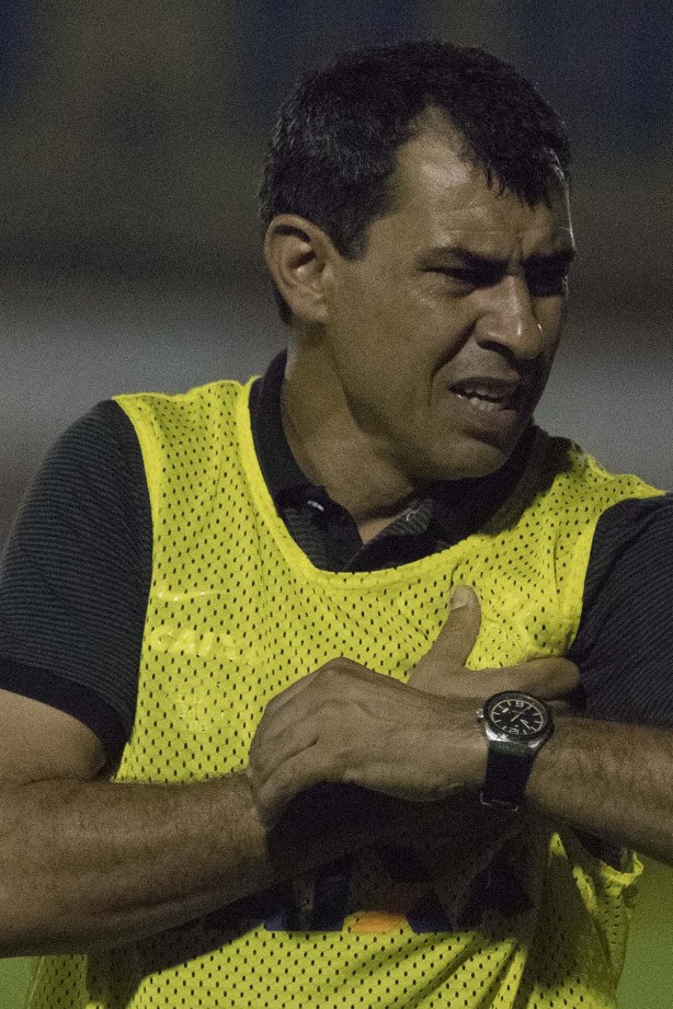 Técnico Fábio Carille preocupado durante partida contra o Brusque