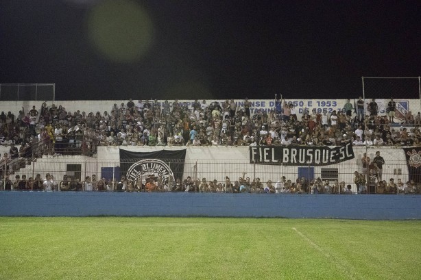 Torcida apoiando o treino do Timão em Brusque, no estádio Augusto Bauer