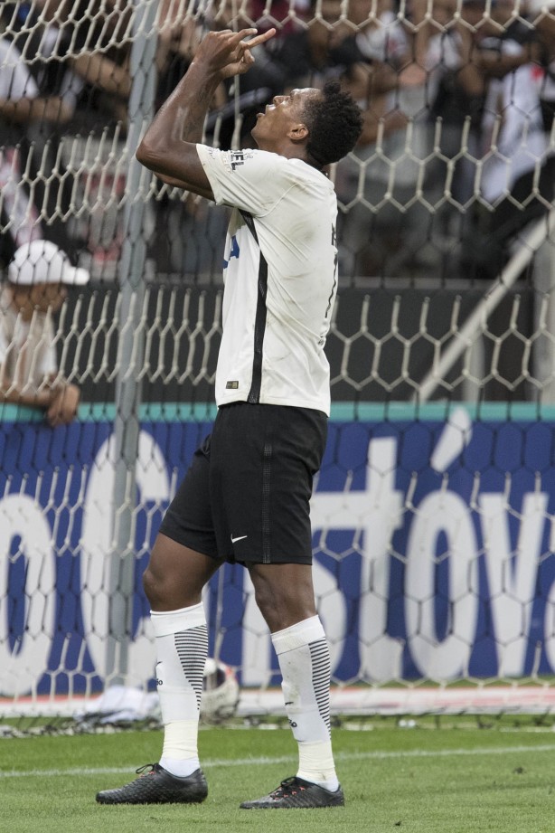 Após perder chance contra o Santos, Jõ se lamenta muito