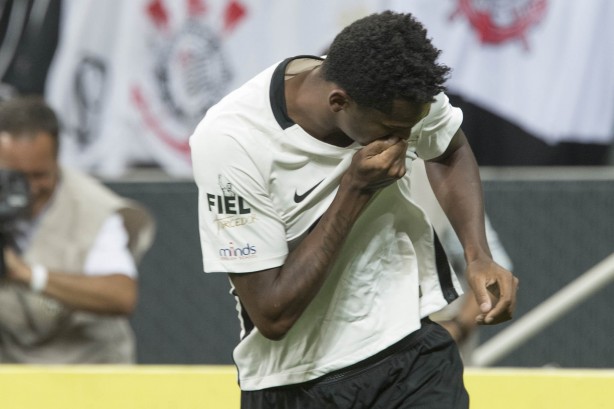 Com a camisa do Corinthians, Jô marcou seu segundo gol em clássicos
