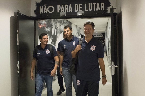 Comissão técnica chegando na Arena para duelo contra o Santos, pelo Paulistão
