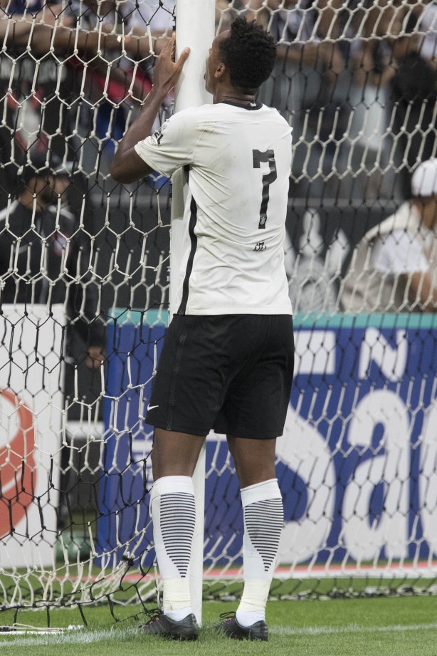 Jô lamentando oportunidade perdida durante jogo contra o Santos, na Arena