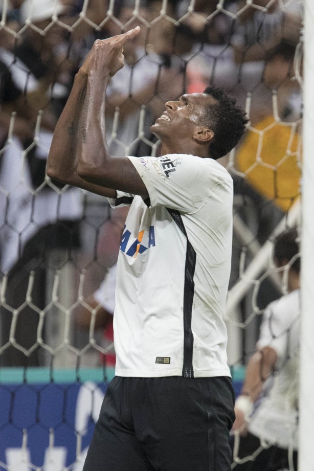 Jô perdeu chance de abrir o marcador contra o Santos