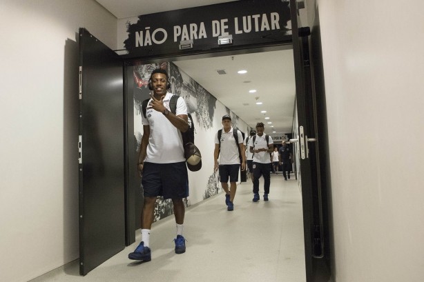 Moisés durante a chegada dos jogadores à Arena para partida contra o Santos