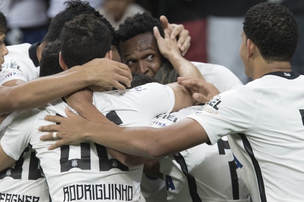 O elenco comemora muito o único gol marcado no jogo