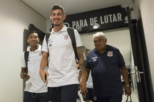 Pedro Henrique durante a chegada dos jogadores à Arena para partida contra o Santos