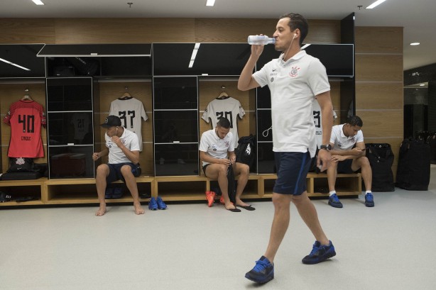 Rodriguinho no vestiário antes da partida contra o Santos