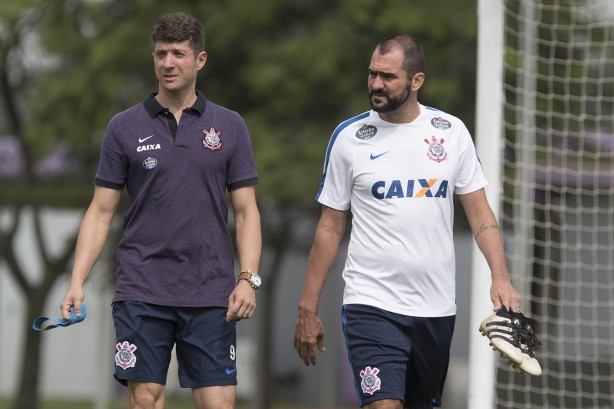 Danilo caminhou no gramado e segue se recuperando de lesão
