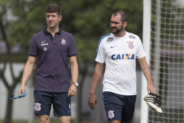 Danilo caminhou no gramado e segue se recuperando de leso