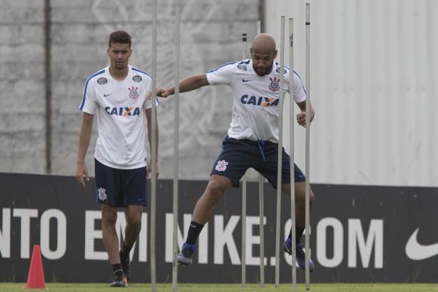 Fellipe Bastos em trabalho de agilidade no gramado