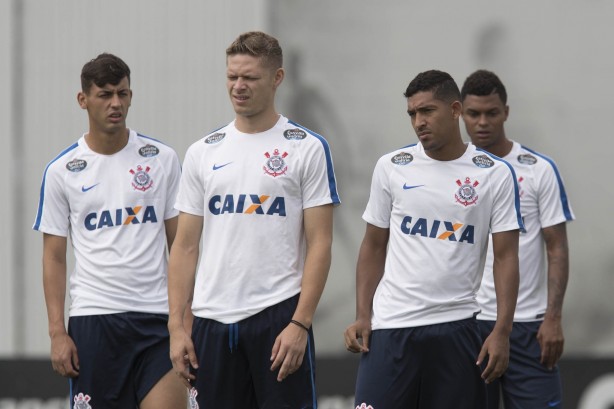 Marciel, Marlone, Léo Príncipe e Bruno Paulo treinaram no gramado