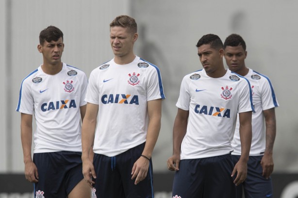 Marciel, Marlone, Lo Prncipe e Bruno Paulo treinaram no gramado