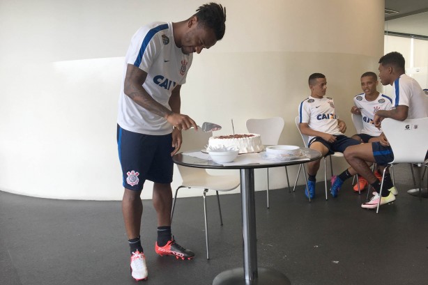 Paulo Roberto ganhou bolo após o treino no CT