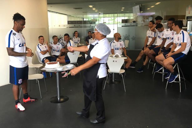 Volante comemorou o aniversário com os companheiros de Timão