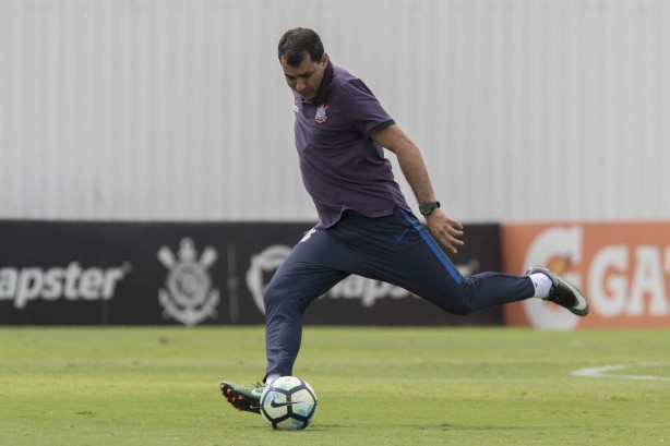 Carille mostra categoria no tradicional treino fantasma