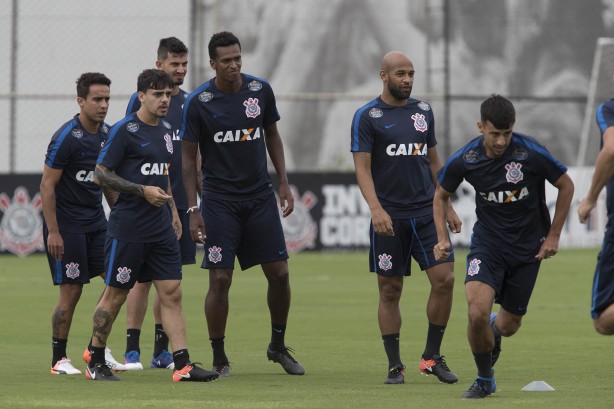 Jogadores participam de aquecimento em um dos campos do CT Joaquim Grava