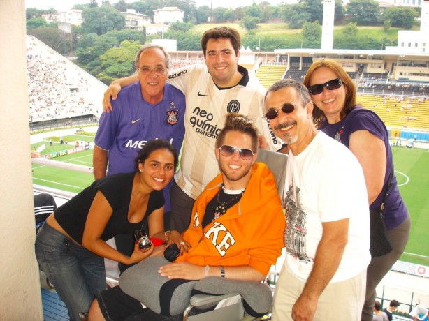 Dôdi e sua família durante jogo do Corinthians no Pacaembu