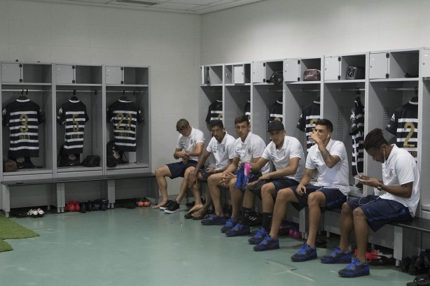 Elenco do futsal reunido para foto