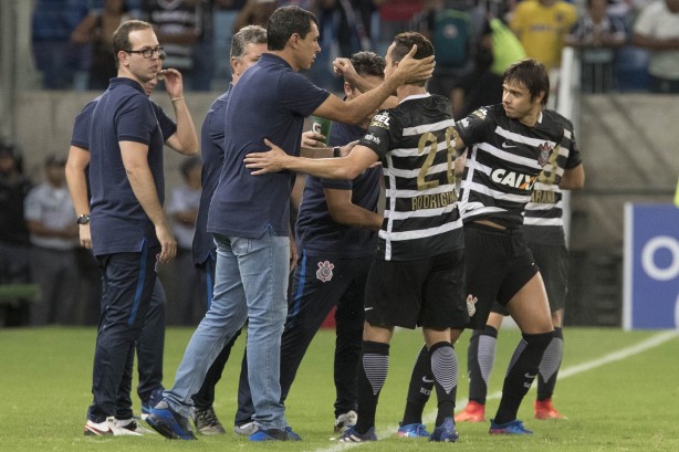 Jogadores e comissão técnica comemoram o gol de Rodriguinho diante do Luverdense pela Copa do Brasil