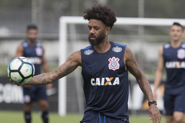 Fora da lista de inscritos do Paulistão, Cristian briga para cavar vaga na Copa do Brasil