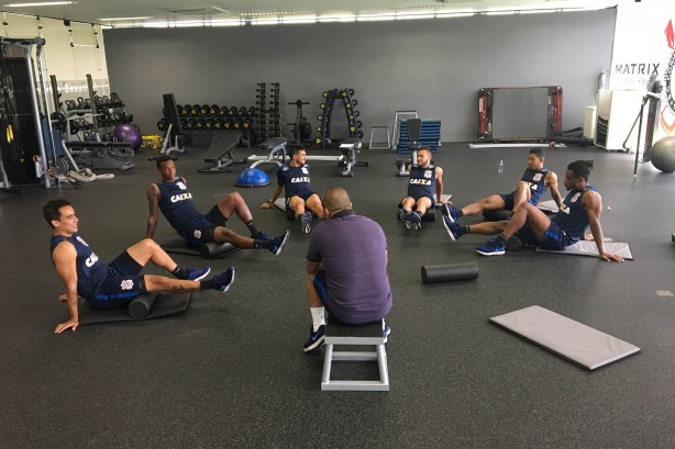 Jadson, Jô, Pedro Henrique, Maycon, Léo Príncipe e Paulo Roberto: todos na academia