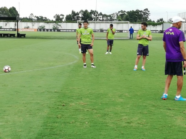 Jogadores do time boliviano durante treino no CT do Timão