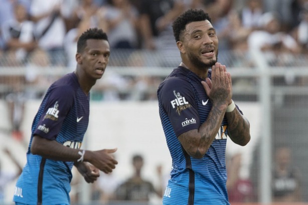 Kazim e Jô durante jogo contra a Ponte Preta