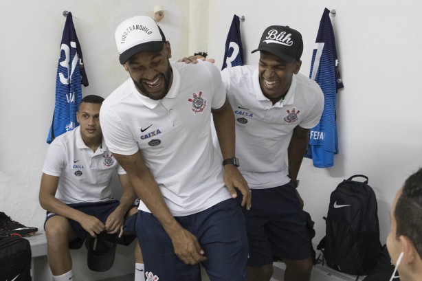 Kazim e Jô rindo muito no vestiário antes de enfrentarem a Ponte Preta, no Paulistão