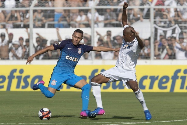 Léo Jabá arma chute durante jogo contra a Ponte Preta, pelo Paulistão