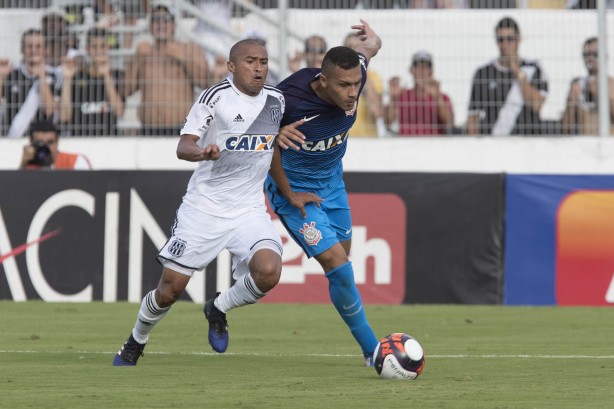 Léo Jabá disputa a bola com jogador da Ponte Preta