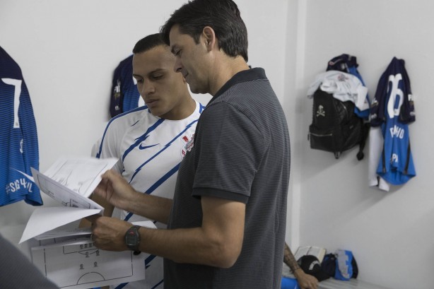 Léo Jabá e Leandro da Silva conversam no vestiário sobre o duelo contra a Ponte Preta