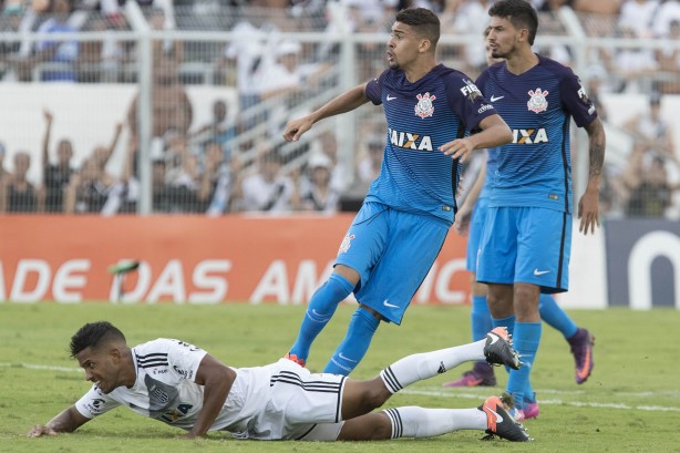 Léo Santos e Pedro Henrique durante jogo contra a Ponte Preta, pelo Paulistão