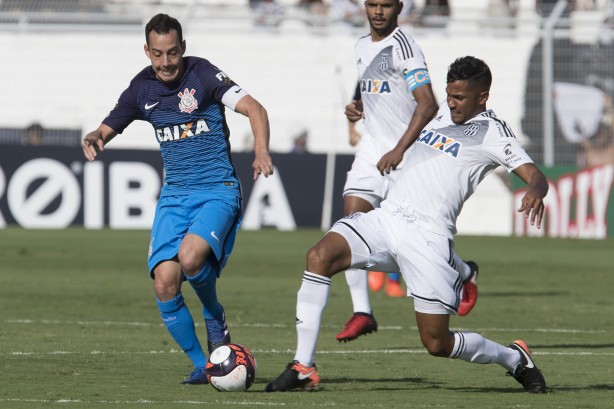 Rodriguinho em disputa pela bola diante a Ponte Preta, pelo Paulistão