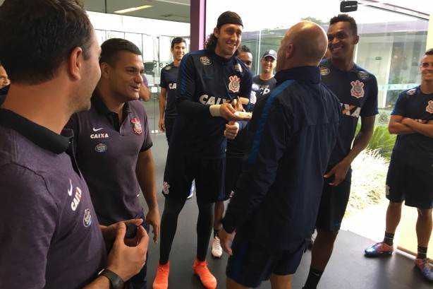 Depois do treino, o preparador de goleiro Mauri Lima ganhou uma surpresa