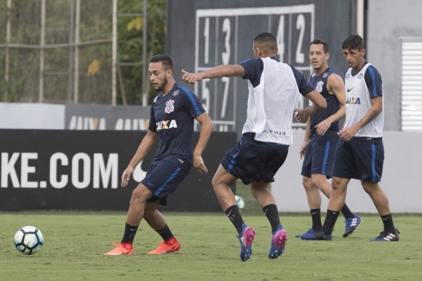 Os jogadores foram divididos em duas equipes na atividade