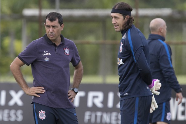 Tcnico Fbio Carille tem conversa com o goleiro Cssio em campo