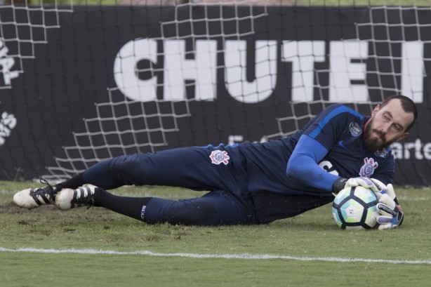 Walter, que se recupera de lesão, também marcou presença