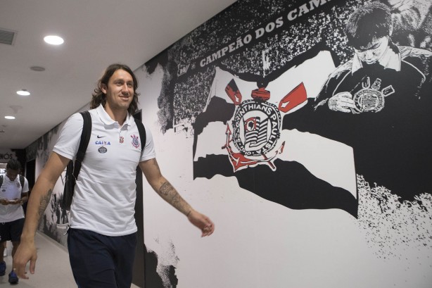 Cássio chegando para o jogo contra o Luverdense, na Arena